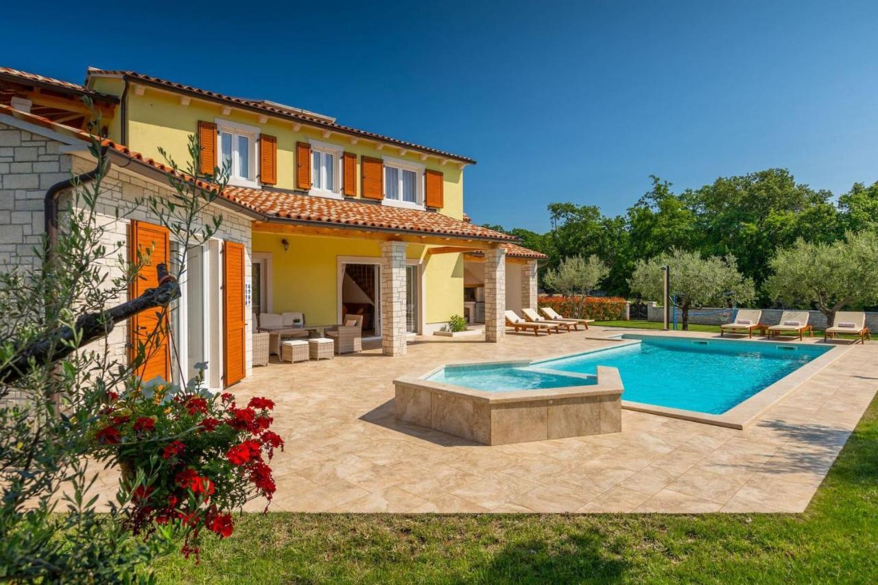 Villa Activity Gardenia With Pool In Tinjan